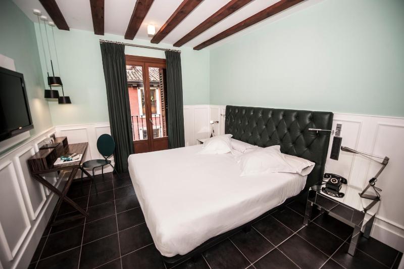 Double Room with Balcony image 4