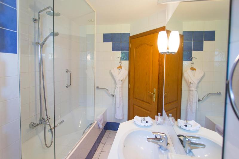 Deluxe Room with Lake View image 3