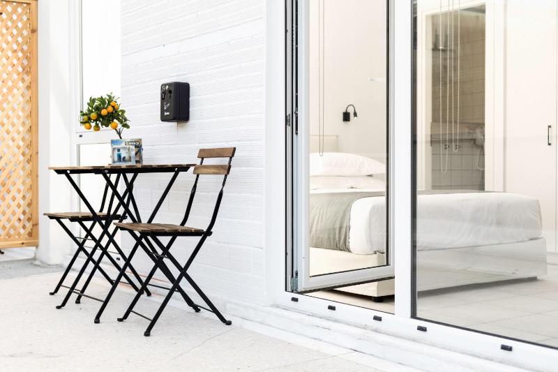 Two-Bedroom Apartment with Balcony and Street View image 4