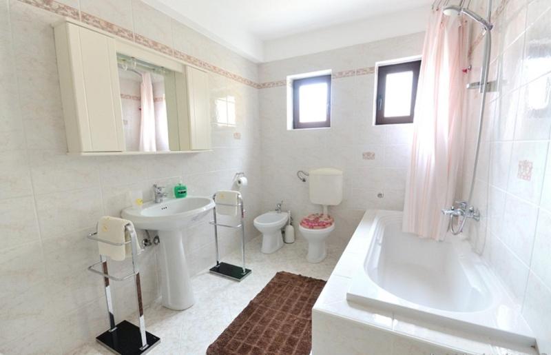 One-Bedroom Apartment image 4