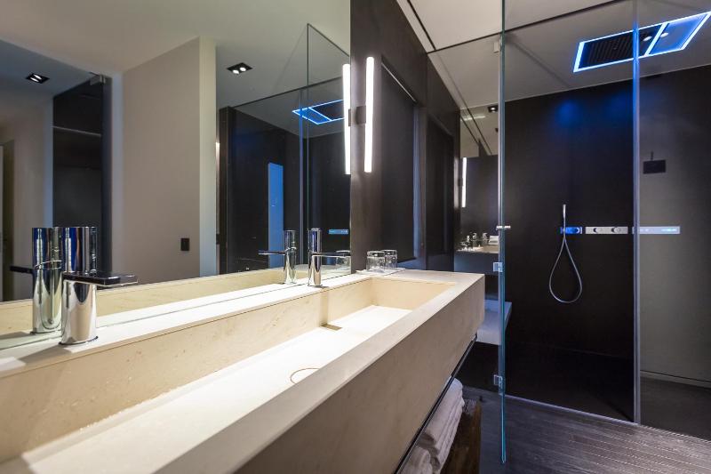 Suite with Lake View image 3