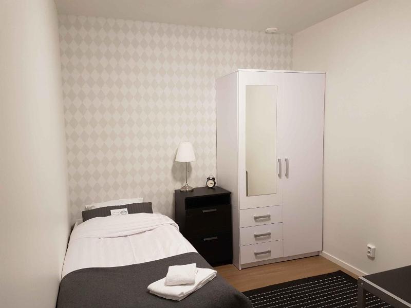 Small Single Room with Shared Bathroom image 3