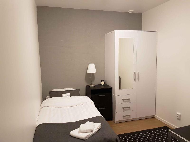 Small Single Room with Shared Bathroom image 4
