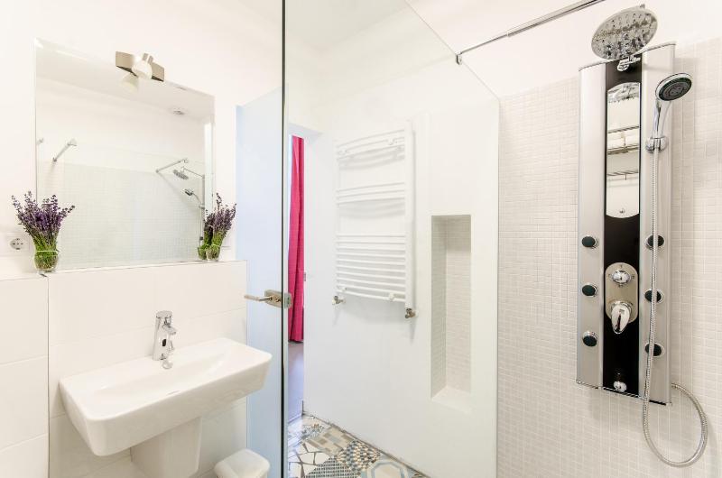 Apartment in center - image 4