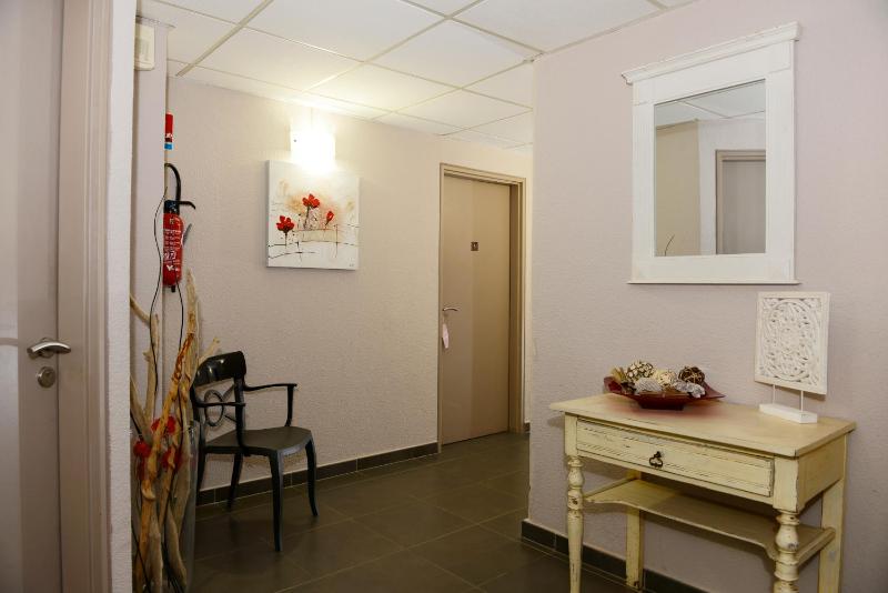 Confort Double Room - Court View - 1st Floor image 3