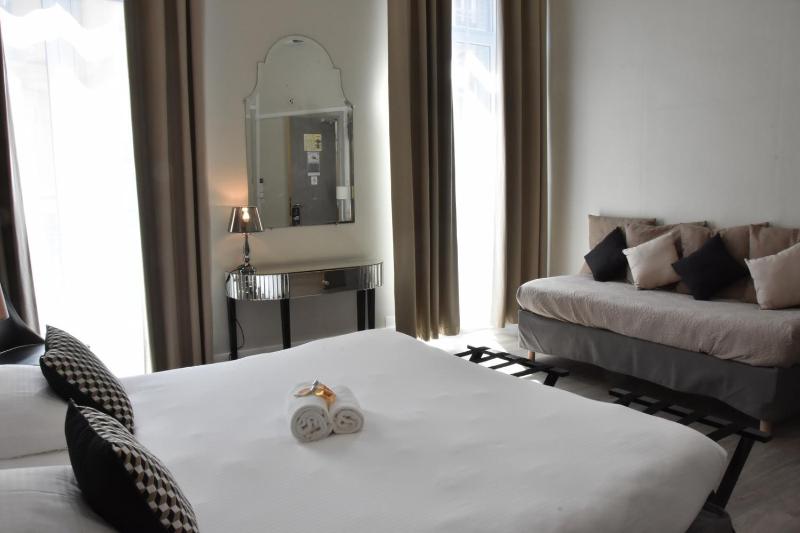 Superior Twin Room image 3