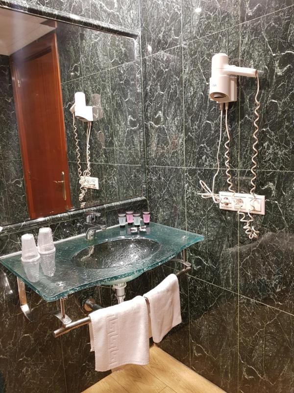 Double or Twin Room image 2