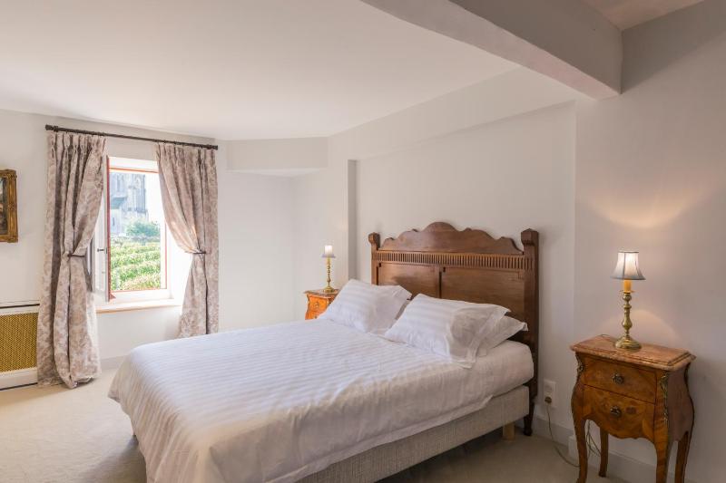 Standard King Room image 1