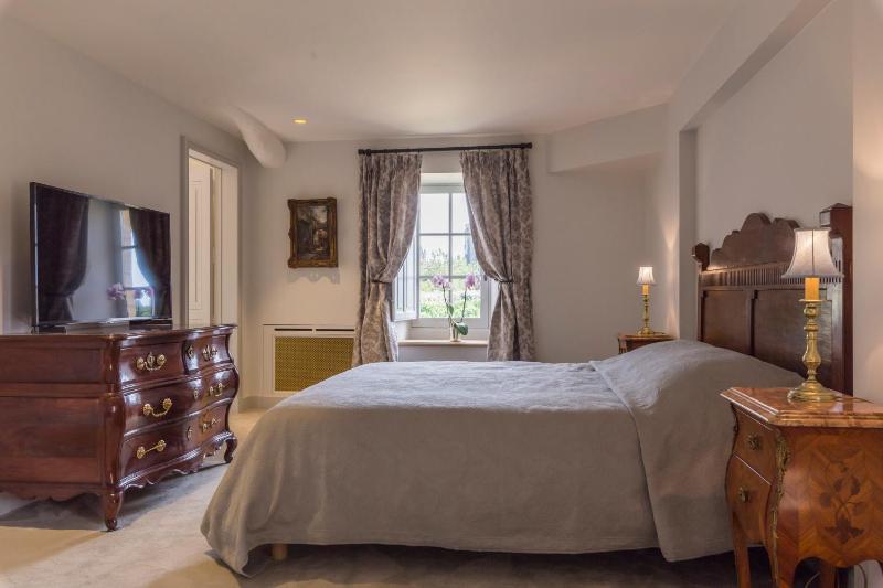 Standard King Room image 3