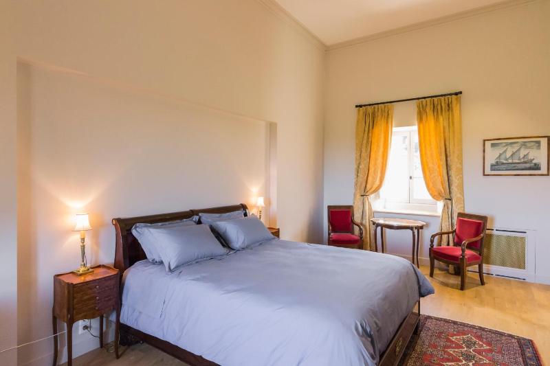 Standard King Room image 3