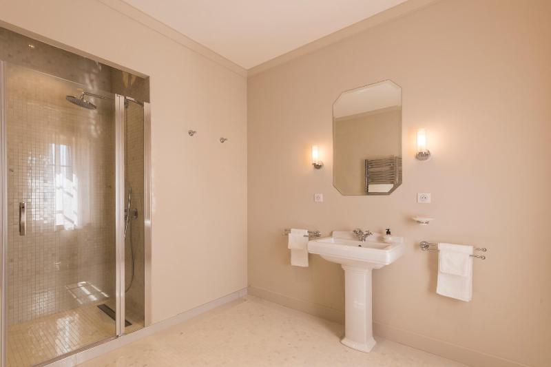 Standard King Room image 4