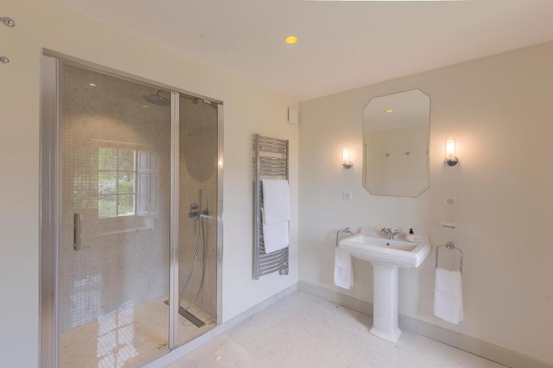 Standard King Room image 2