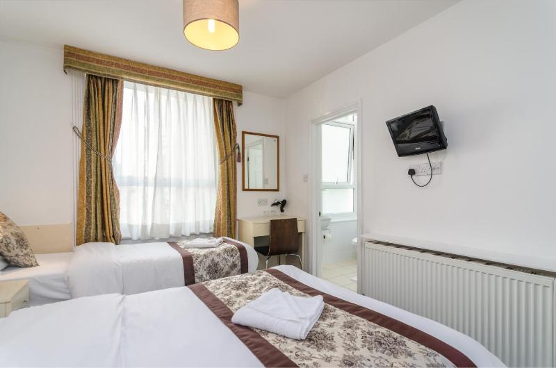 Quadruple Room image 4