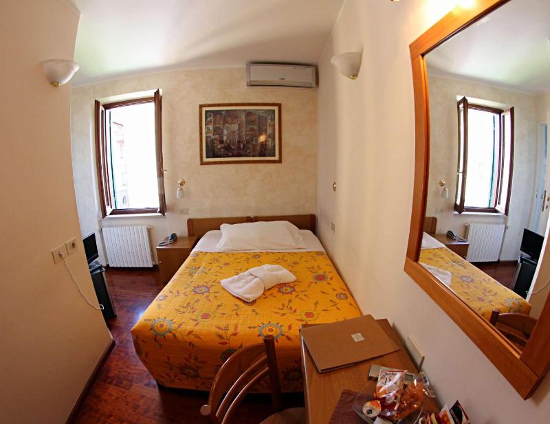 Single Room image 4