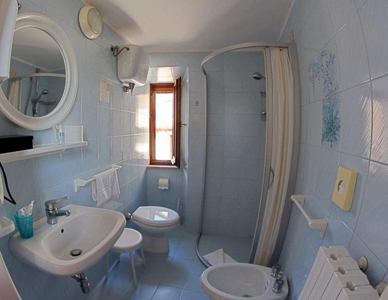 Single Room image 3