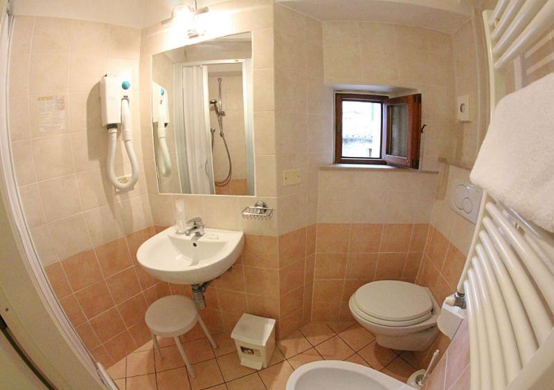 Single Room image 3