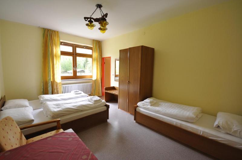 Twin Room with Extra Bed image 2