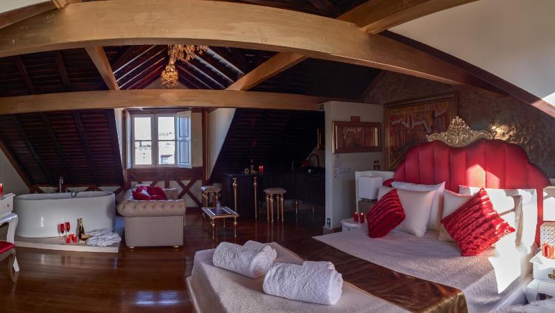 Deluxe King Suite image 4