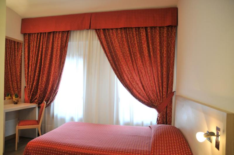 Standard Single Room image 3