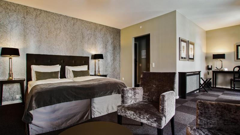 Junior King Suite with Sofa Bed image 4