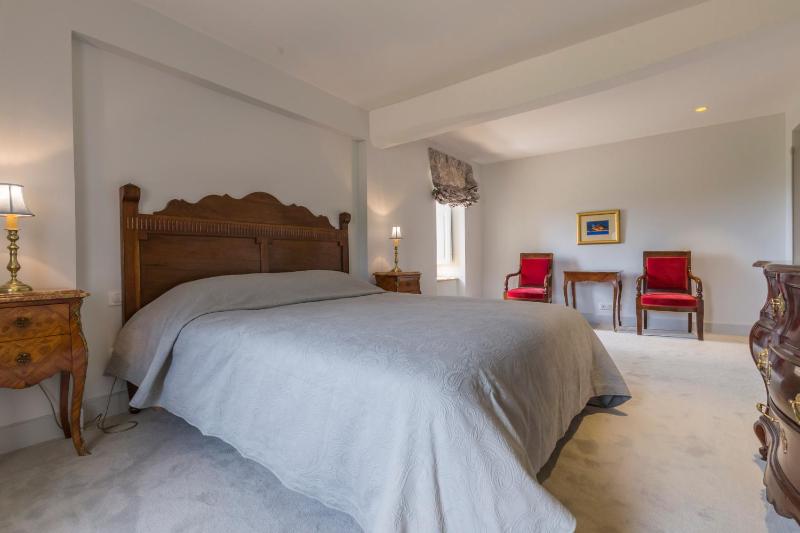 Standard King Room image 4