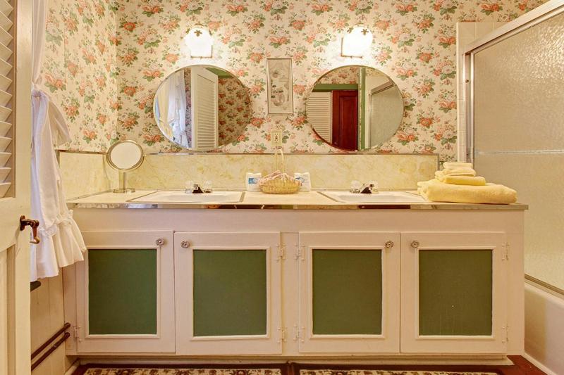 Standard King Room image 2