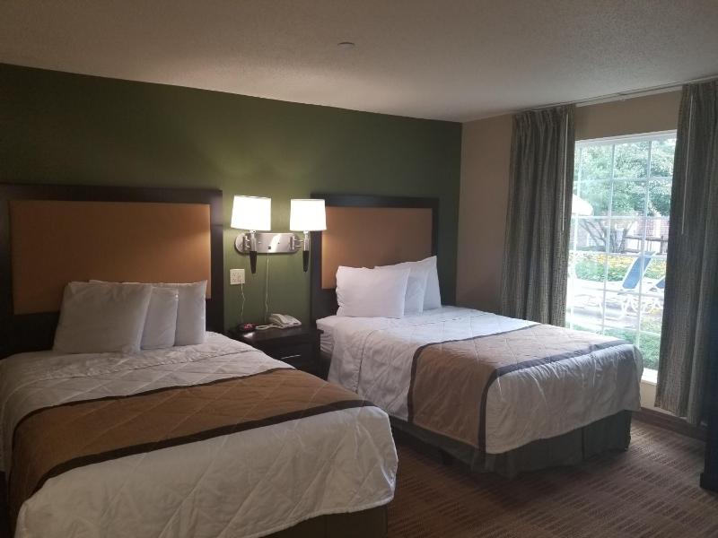 Deluxe Studio with 2 Queen Beds - Non-Smoking image 1