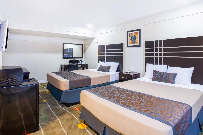 Queen Room with Two Queen Beds - Non-Smoking image 3
