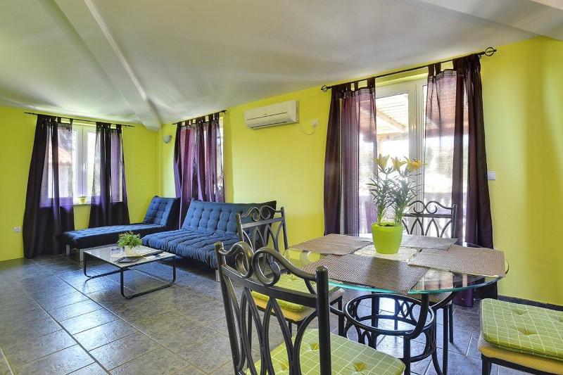 One-Bedroom Apartment image 1