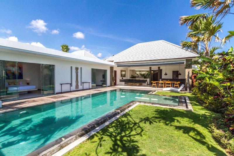 Villa Tira - Elegant 3BR in Central Seminyak - image 4
