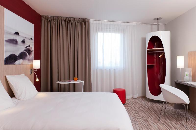 Standard Double Room image 4