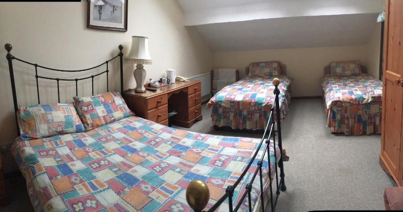 Quadruple Room with Shared Bathroom image 3
