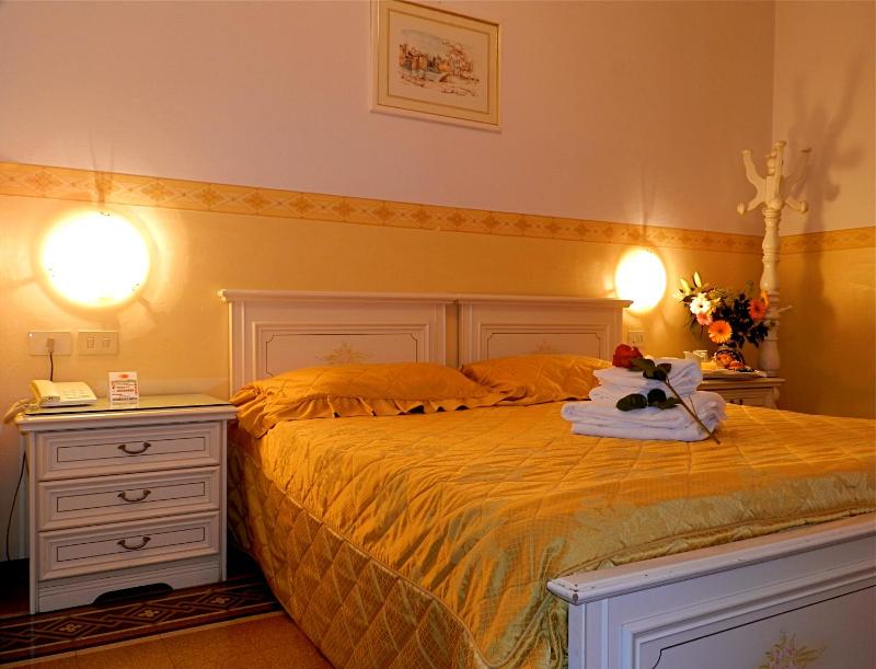 Double or Twin Room image 4