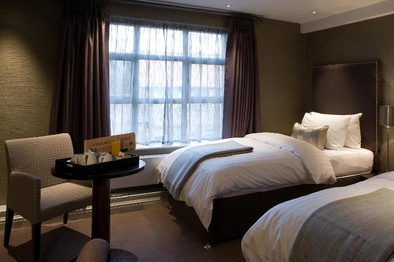 Twin Room image 4