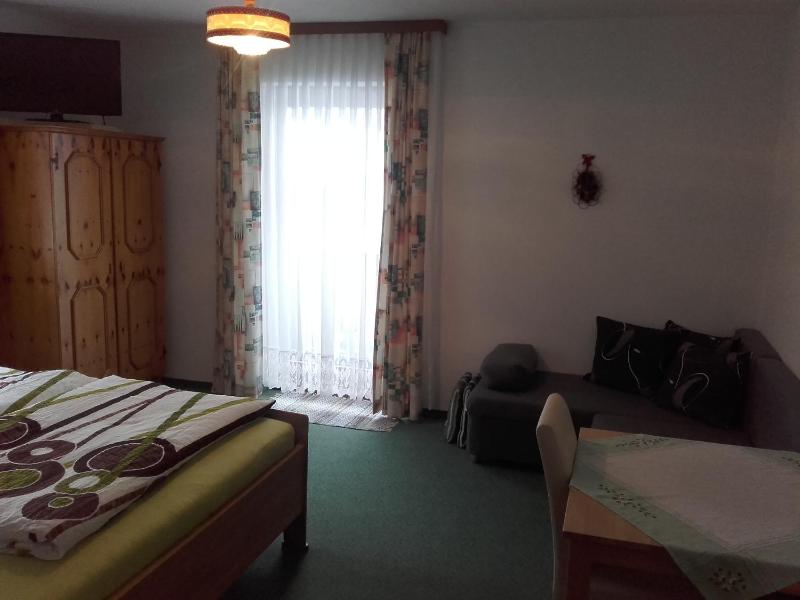 Double Room image 3