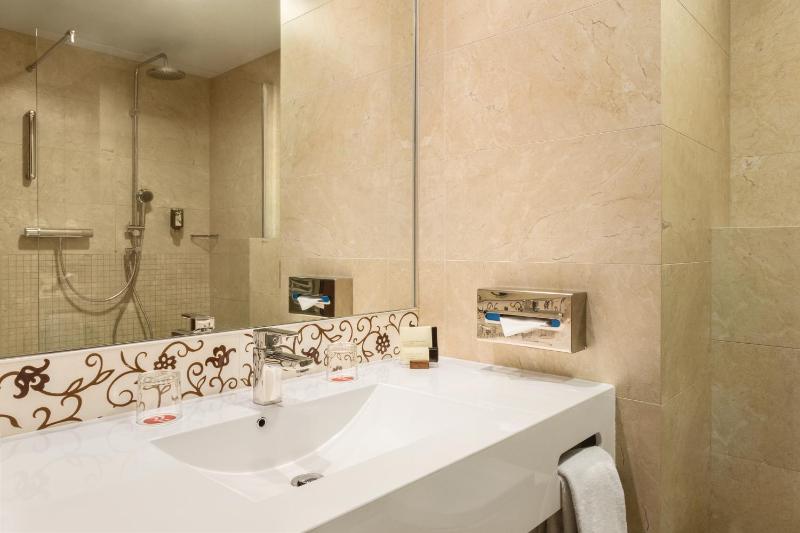 Ramada by Wyndham Oradea - image 39