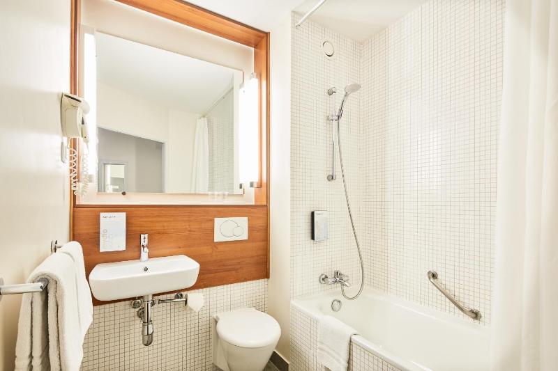 Twin Room image 3