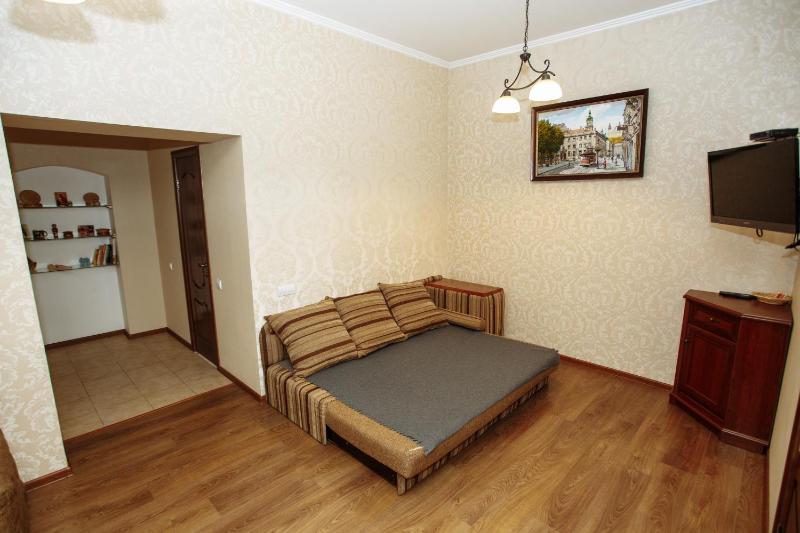 Apartment near Museum - image 4
