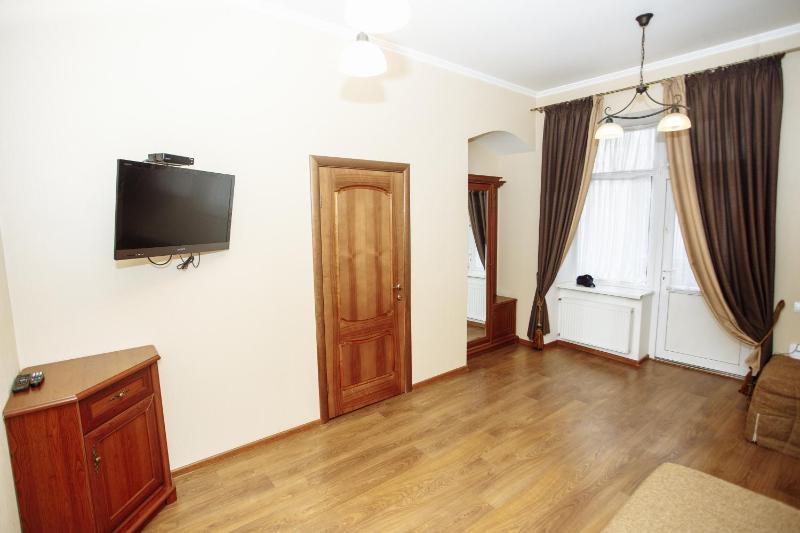 Apartment near Museum - image 9