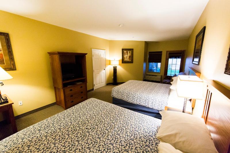 Queen Room with Two Queen Beds image 4