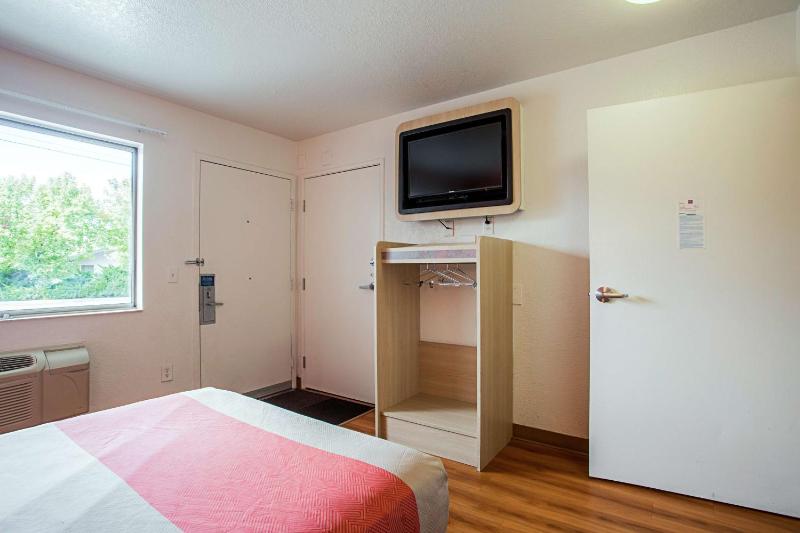 Deluxe Queen Room image 4