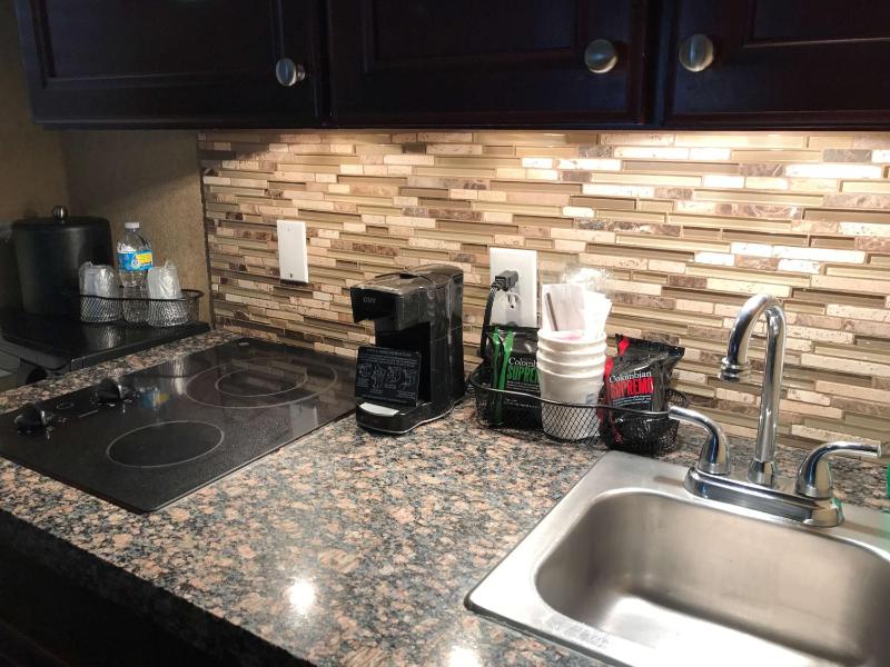 King Suite with Kitchenette - Non smoking image 3