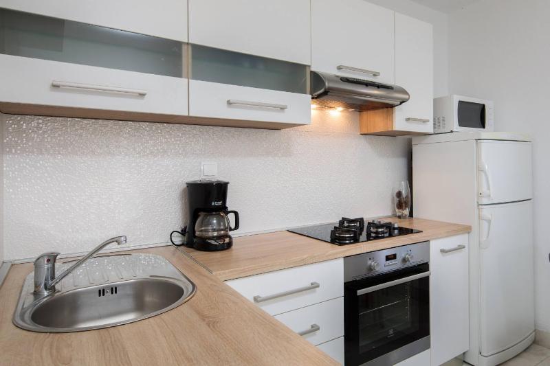 Three-Bedroom Apartment with Terrace and Sea View image 4