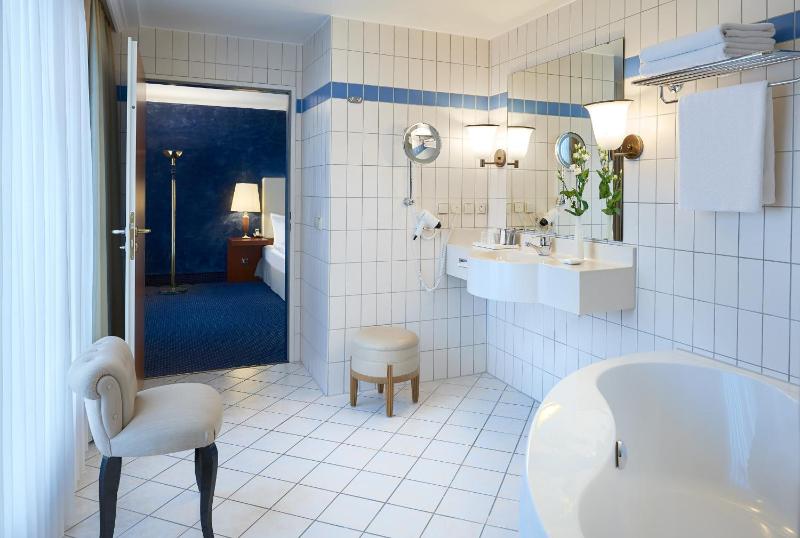 Deluxe Suite image 2