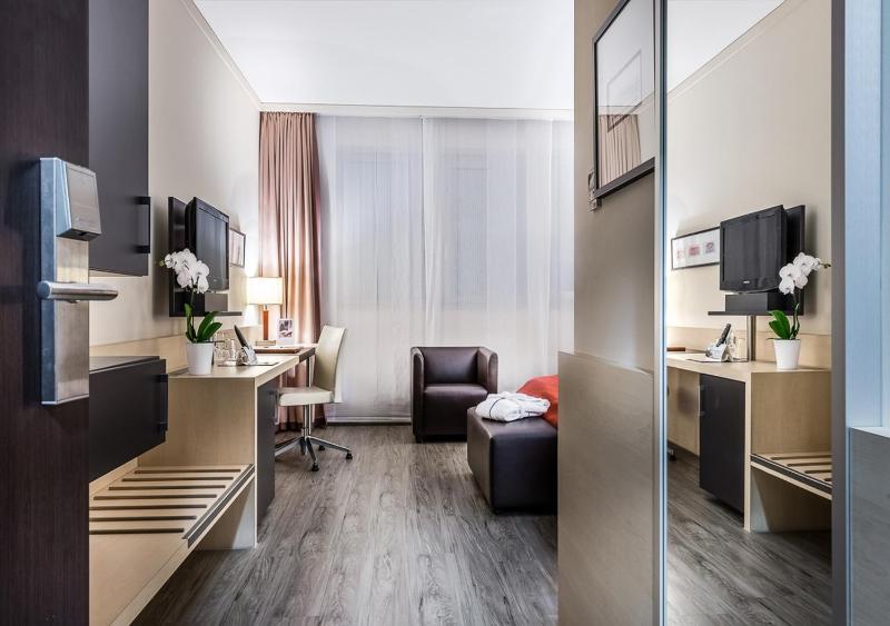 Deluxe Twin Room image 3
