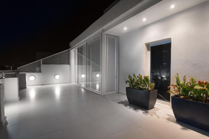 Red Apple Duplex Apartment image 2