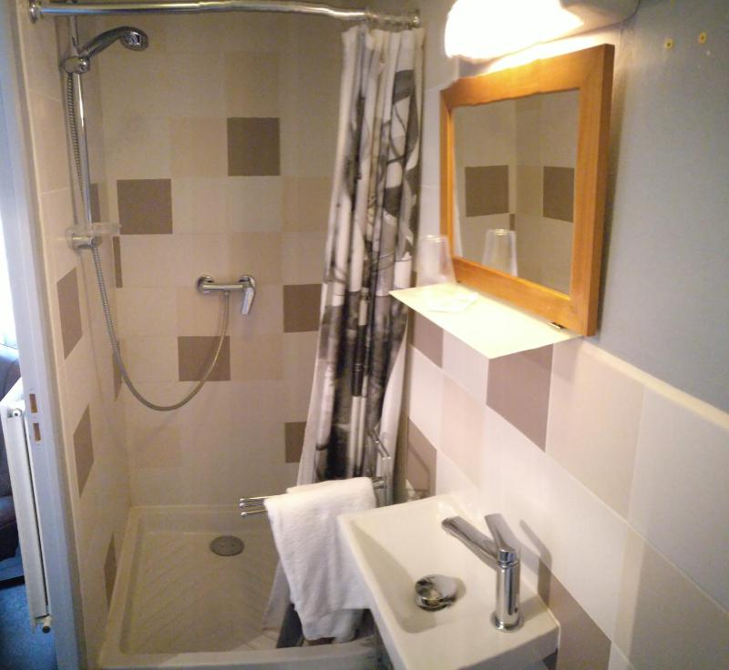 Single Room with Shower image 3
