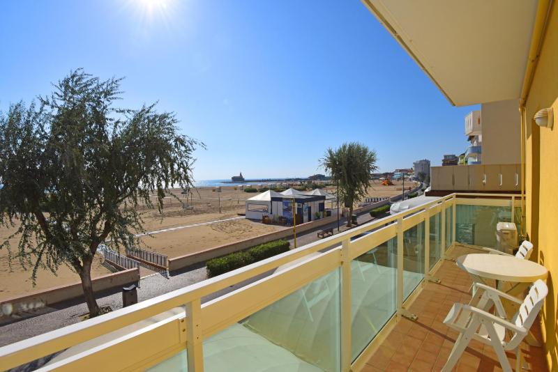 One-Bedroom Apartment with Balcony and Sea View image 4