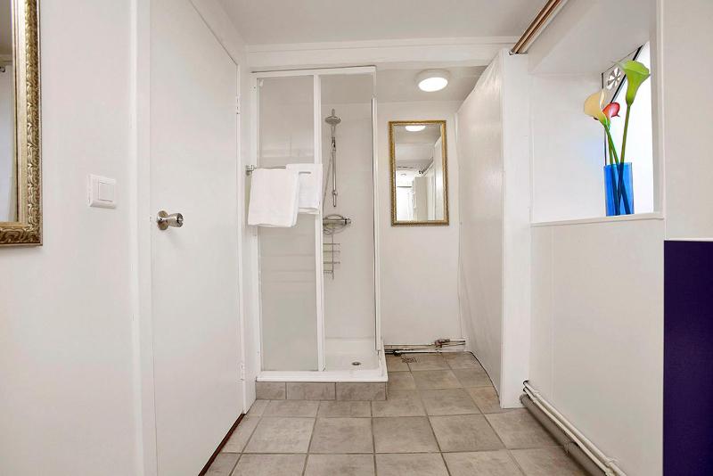 Studio Apartment (4 Adults) - Basement image 3