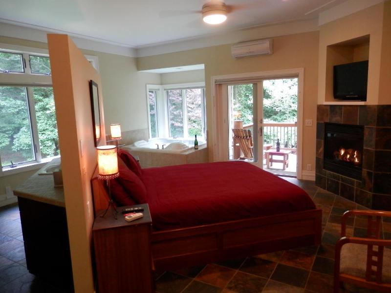 King Suite with Spa Bath - Honeymoon Suite image 2